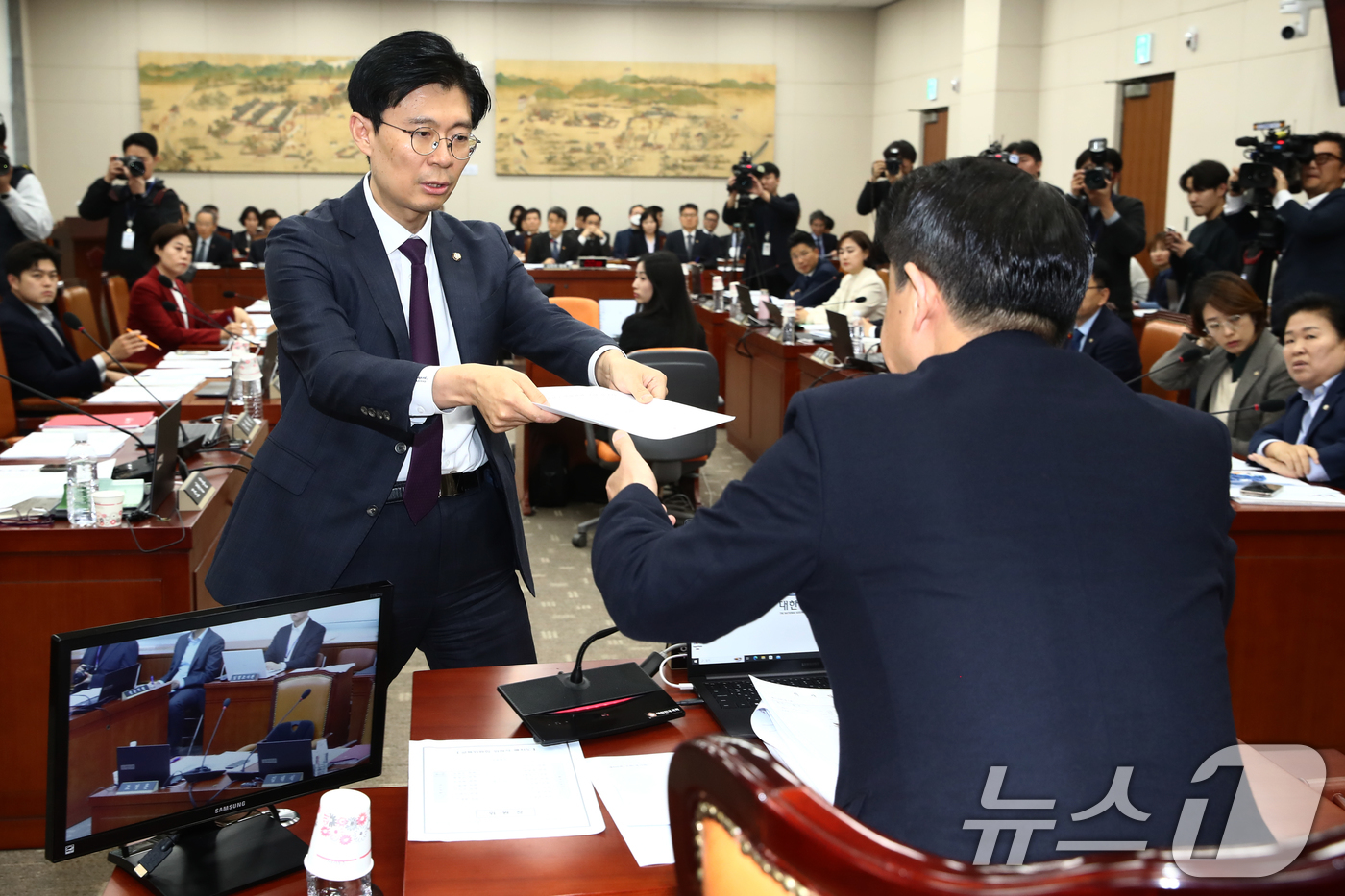 (서울=뉴스1) 이광호 기자 = 국회 교육위 여당 간사인 조정훈 국민의힘 의원이 5일 오후 서울 여의도 국회에서 열린 교육위원회 전체회의에서 김영호 위원장에게 지방교육재정교부금법 …