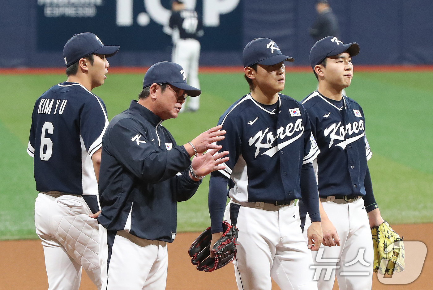 (서울=뉴스1) 임세영 기자 = 2024 세계야구소프트볼협회(WBSC) 프리미어12에 출전하는 류중일 대한민국 야구대표팀 감독이 5일 오후 서울 구로구 고척스카이돔에서 훈련을 하고 …