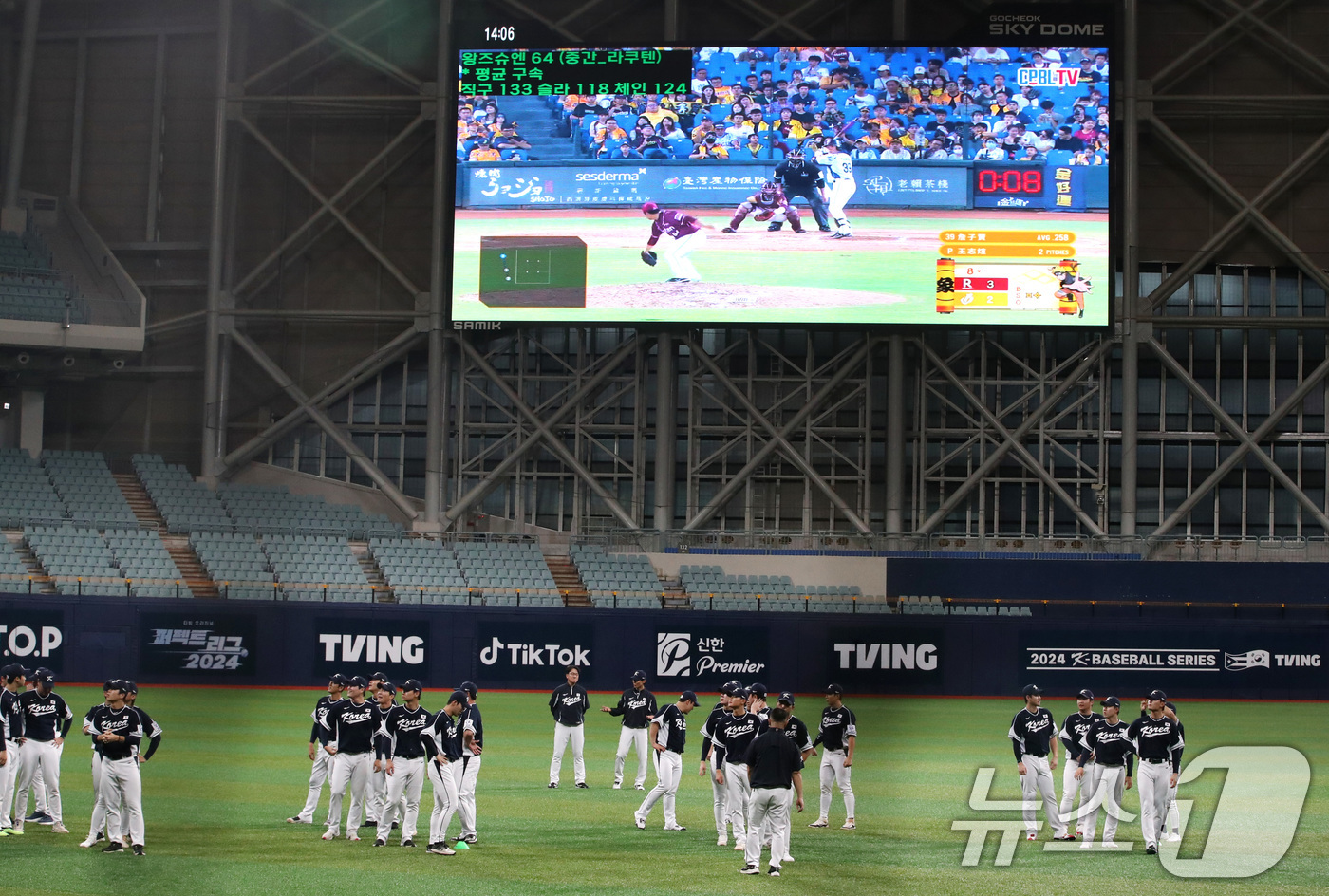 (서울=뉴스1) 임세영 기자 = 5일 오후 서울 구로구 고척스카이돔에서 훈련하는 대한민국 야구 대표팀 선수들 뒤로 대만 선수들의 경기 영상이 보이고 있다.2024 세계야구소프트볼협 …