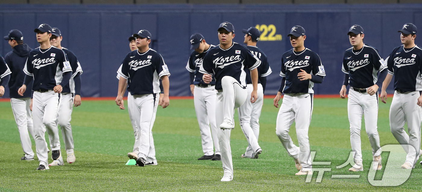 (서울=뉴스1) 임세영 기자 = 2024 세계야구소프트볼협회(WBSC) 프리미어12에 출전하는 대한민국 야구대표팀 선수들이 5일 오후 서울 구로구 고척스카이돔에서 훈련을 하고 있다 …