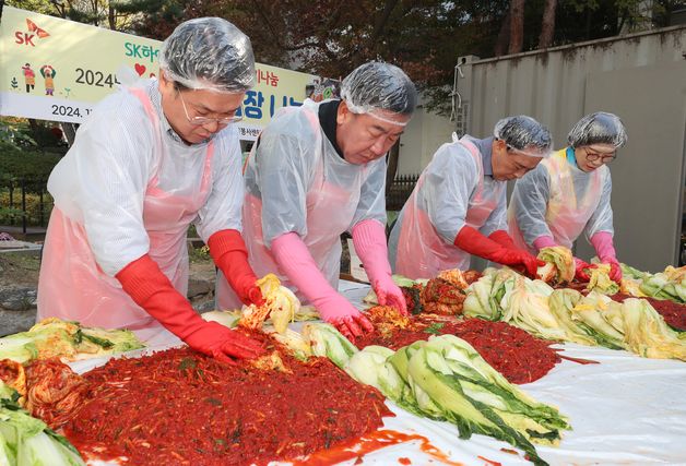 청주시·SK하이닉스 '2024 사랑의 김장나눔' 봉사