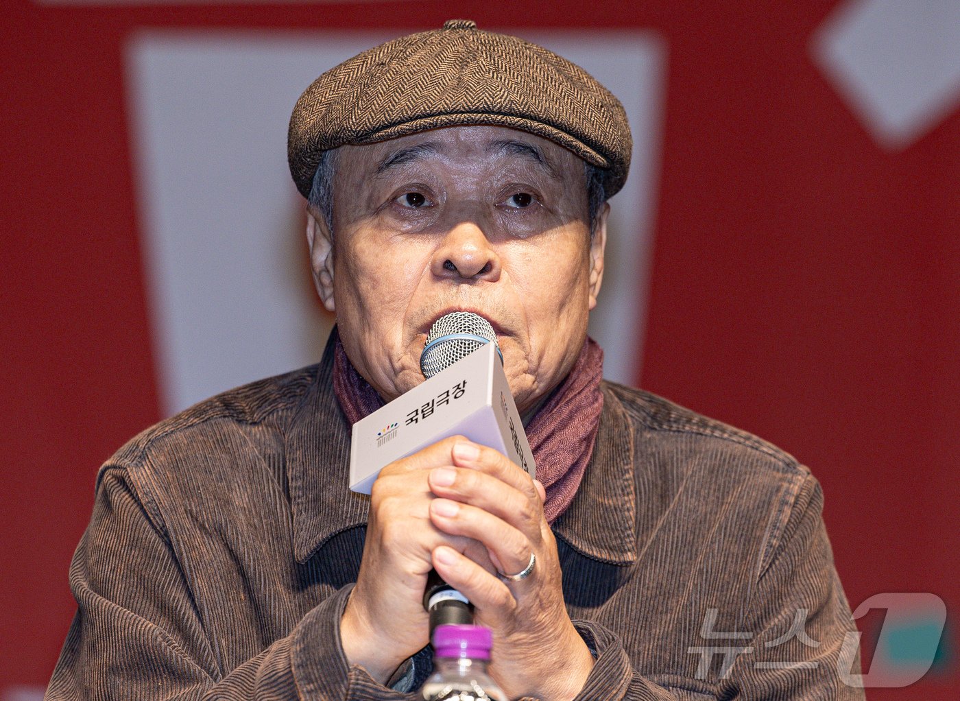 본문 이미지 - 손진책 연출가가 5일 오후 서울 중구 국립극장에서 열린 2024-2025 국립극장 레퍼토리시즌 기획공연 ‘마당놀이 모듬전’ 기자간담회에서 인사말을 하고 있다.2024.11.5/뉴스1 ⓒ News1 이재명 기자