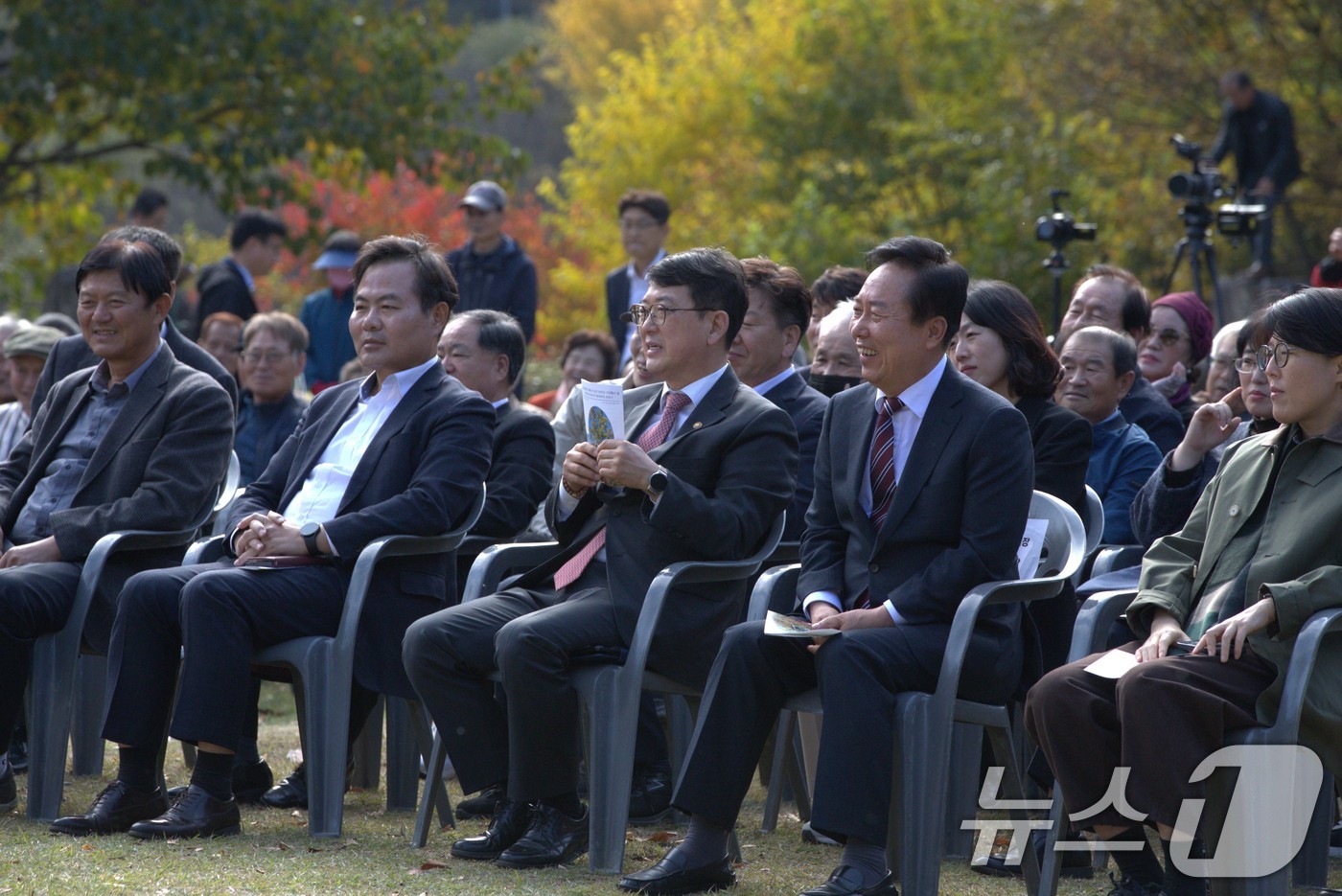 (안동=뉴스1) 신성훈 기자 = 5일 최응천 문화유산청장, 김학홍 경북부지사, 권기창 안동시장이 '용계리 은행나무 구출 30주년'을 기념하는 하회별신굿탈놀이를 보고있다.2024.1 …