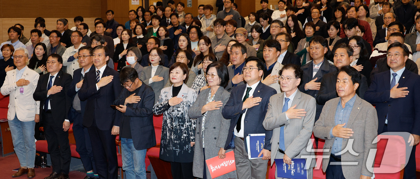 (서울=뉴스1) 안은나 기자 = 박찬대 더불어민주당 원내대표, 조국 조국혁신당 대표, 윤종오 진보당 원내대표 등 참석자들이 5일 서울 여의도 국회의원회관에서 열린 제6회 대한민국사 …