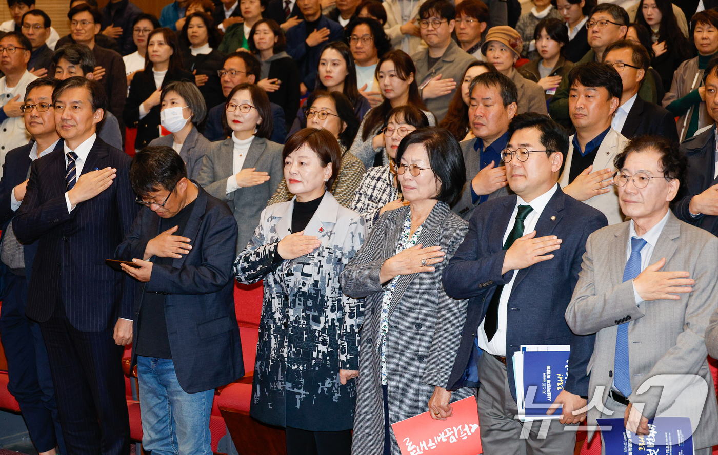 (서울=뉴스1) 안은나 기자 = 5일 서울 여의도 국회의원회관에서 열린 제6회 대한민국사회적경제박람회에서 참석자들이 국민의례를 하고 있다. 앞줄 오른쪽부터 서용식 한국자활기업협회 …