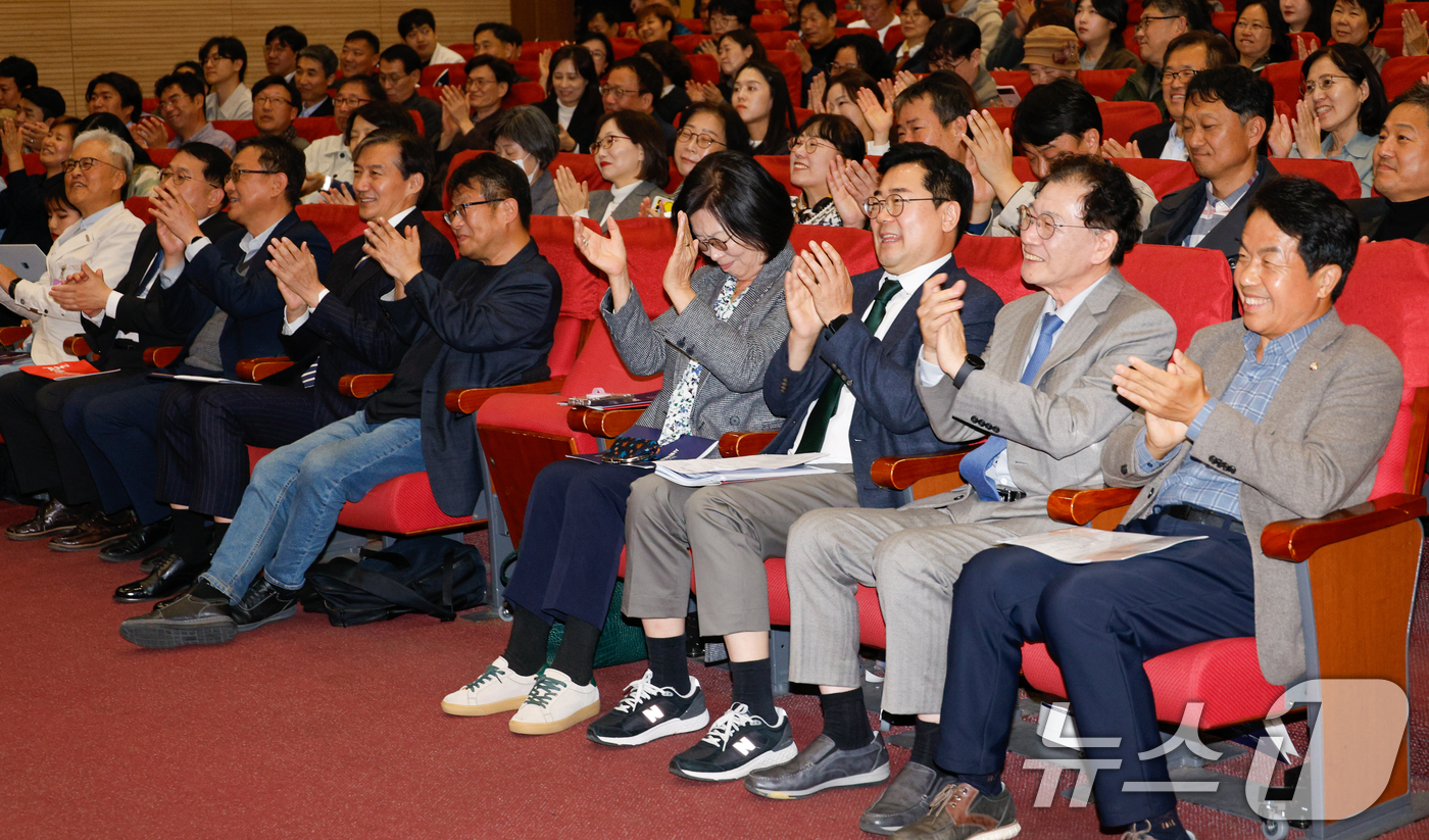 (서울=뉴스1) 안은나 기자 = 5일 서울 여의도 국회의원회관에서 열린 제6회 대한민국사회적경제박람회에서 참석자들이 손뼉치고 있다. 앞줄 오른쪽부터 윤종오 진보당 원내대표, 서용식 …