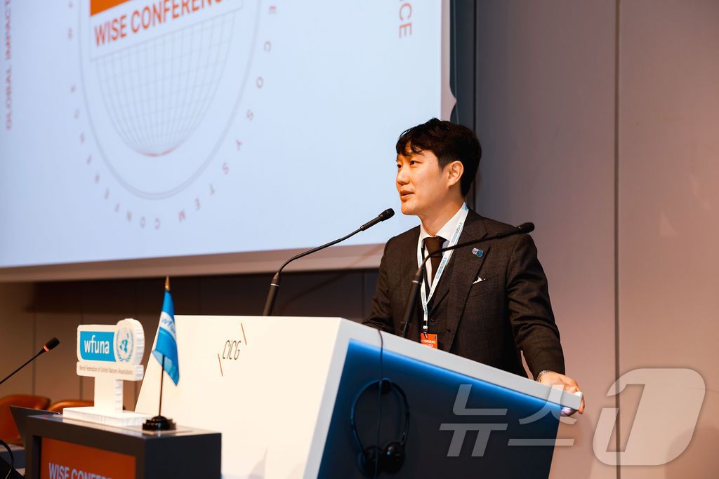 본문 이미지 - 4일(현지시간) 스위스 제네바 국제회의센터(CICG)에서 열린 WISE(WFUNA Impact Startup Ecosystem) 콘퍼런스에서 김용재 WFUNA 서울사무국장이 개회사를 하고 있다. 2024.11.4(WFUNA 서울사무국 제공)