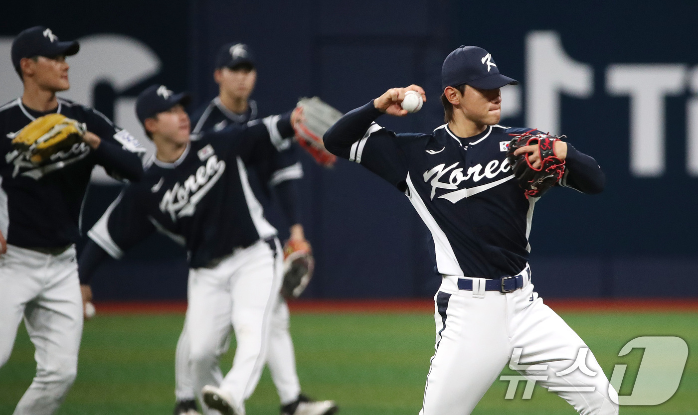 (서울=뉴스1) 임세영 기자 = 2024 세계야구소프트볼협회(WBSC) 프리미어12에 출전하는 대한민국 야구대표팀 김도영이 5일 오후 서울 구로구 고척스카이돔에서 훈련을 하고 있다 …