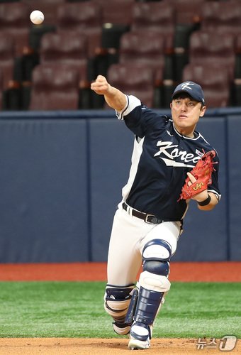 본문 이미지 - 2024 세계야구소프트볼협회(WBSC) 프리미어12에 출전하는 대한민국 야구대표팀 박동원이 5일 오후 서울 구로구 고척스카이돔에서 훈련을 하고 있다. 대한민국 야구 대표팀은 6일 고척에서 국군체육부대(상무)와 친선전을 가진 후 8일 결전지인 대만으로 향한다. 2024.11.5/뉴스1 ⓒ News1 임세영 기자