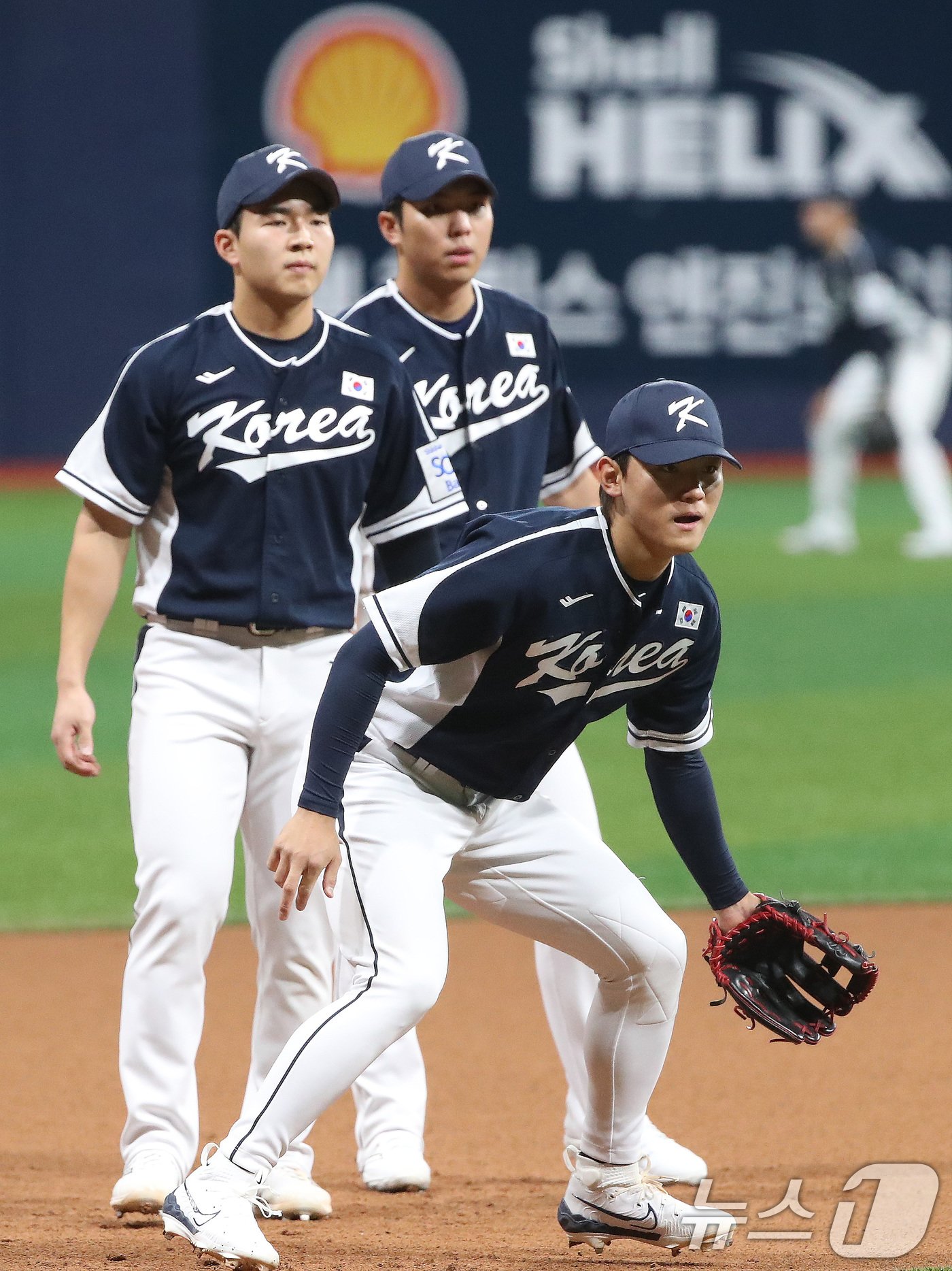 2024 세계야구소프트볼협회&#40;WBSC&#41; 프리미어12에 출전하는 대한민국 야구대표팀 김도영, 김휘집, 김영웅이 5일 오후 서울 구로구 고척스카이돔에서 훈련을 하고 있다.2024.11.5/뉴스1 ⓒ News1 임세영 기자