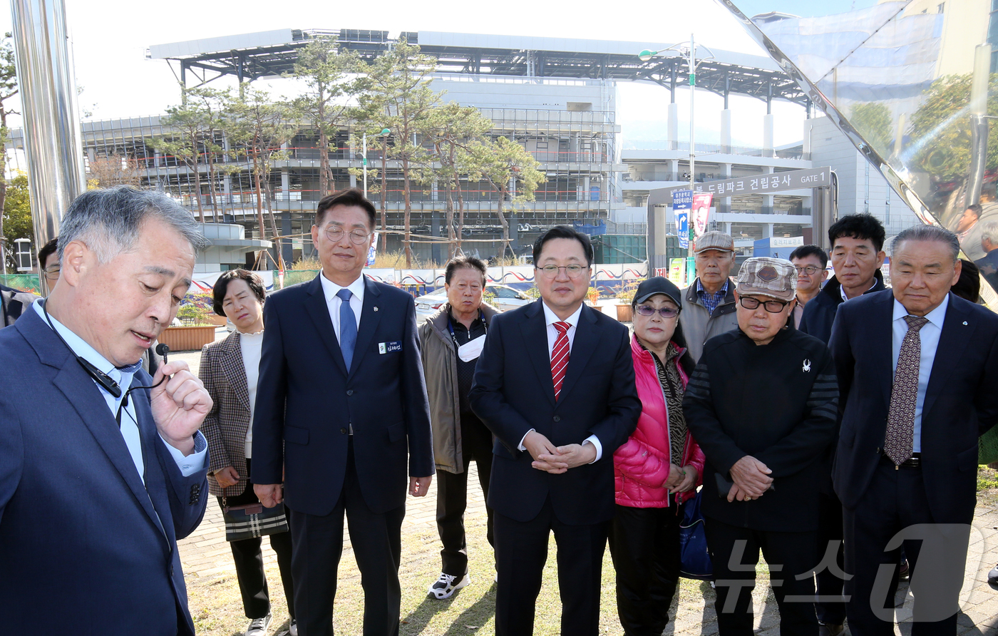 (대전=뉴스1) 김기태 기자 = 이장우 대전시장이 5일 대전 중구 베이스볼 드림파크 공사현장을 찾아 로드 조성사업 관련 설명을 듣고 있다. 이 시장은 이날 자치구 마지막 방문으로 …