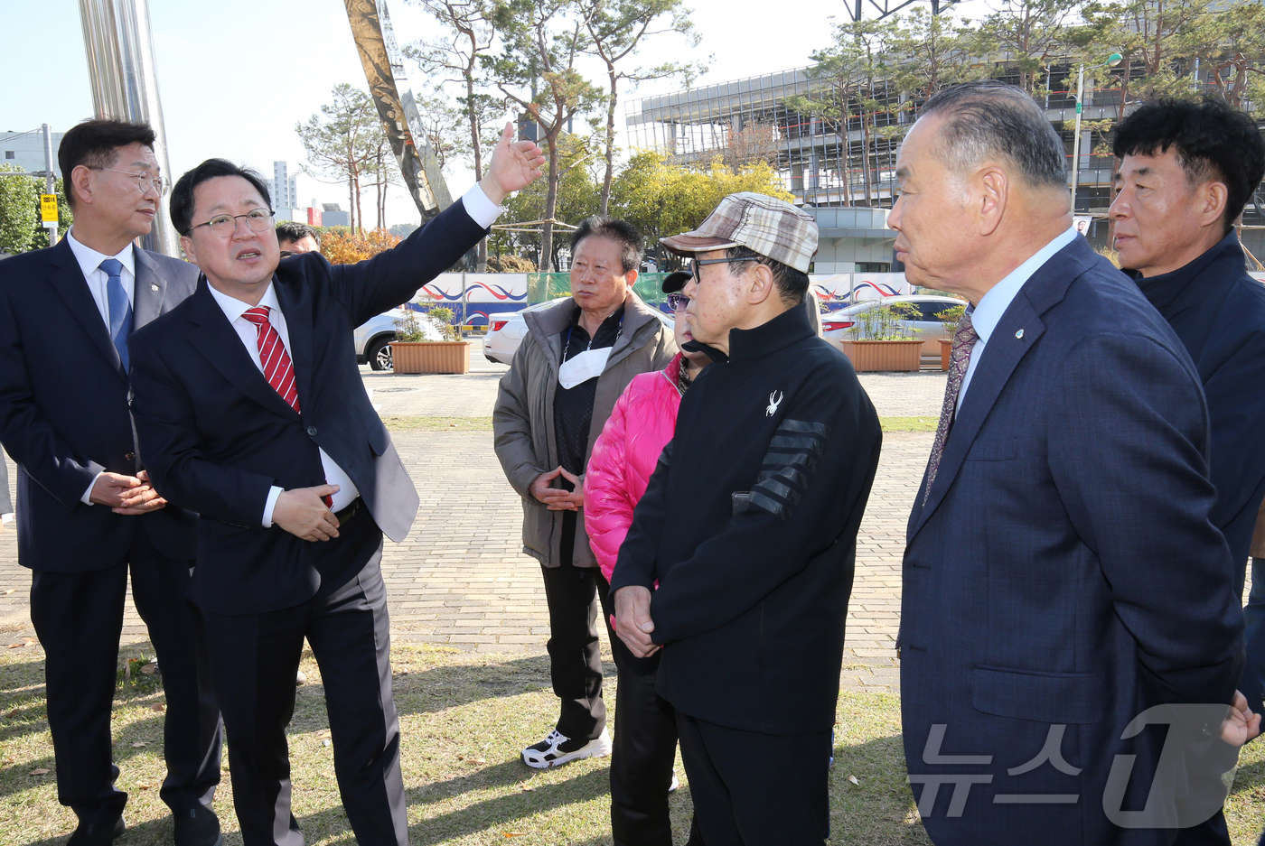 (대전=뉴스1) 김기태 기자 = 이장우 대전시장이 5일 대전 중구 베이스볼 드림파크 공사현장을 찾아 주민과 대화하고 있다. 이 시장은 이날 자치구 마지막 방문으로 중구청을 방문해 …