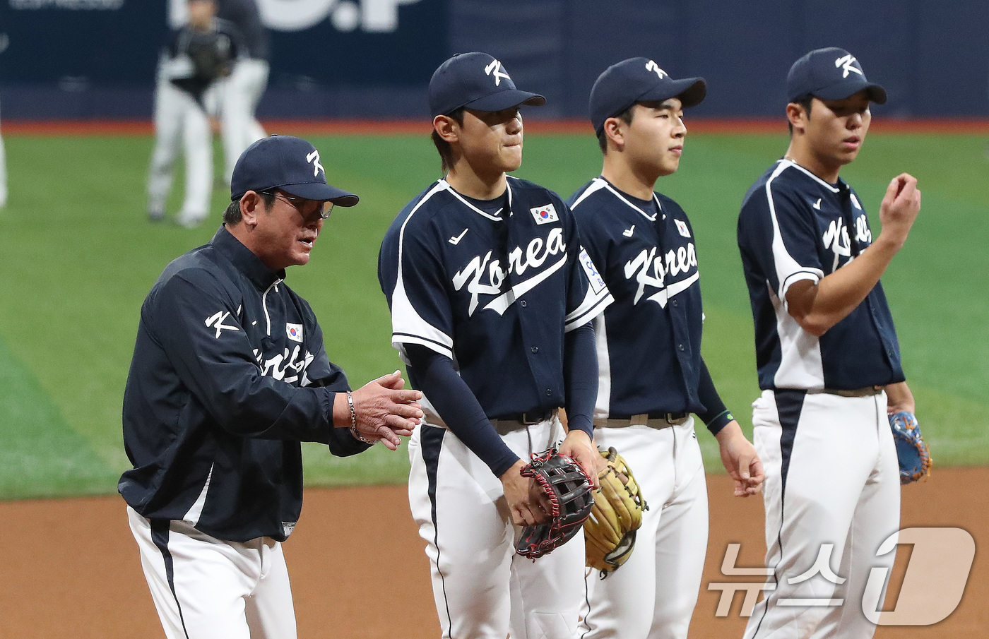 (서울=뉴스1) 임세영 기자 = 2024 세계야구소프트볼협회(WBSC) 프리미어12에 출전하는 류중일 대한민국 야구대표팀 감독이 5일 오후 서울 구로구 고척스카이돔에서 훈련하는 김 …