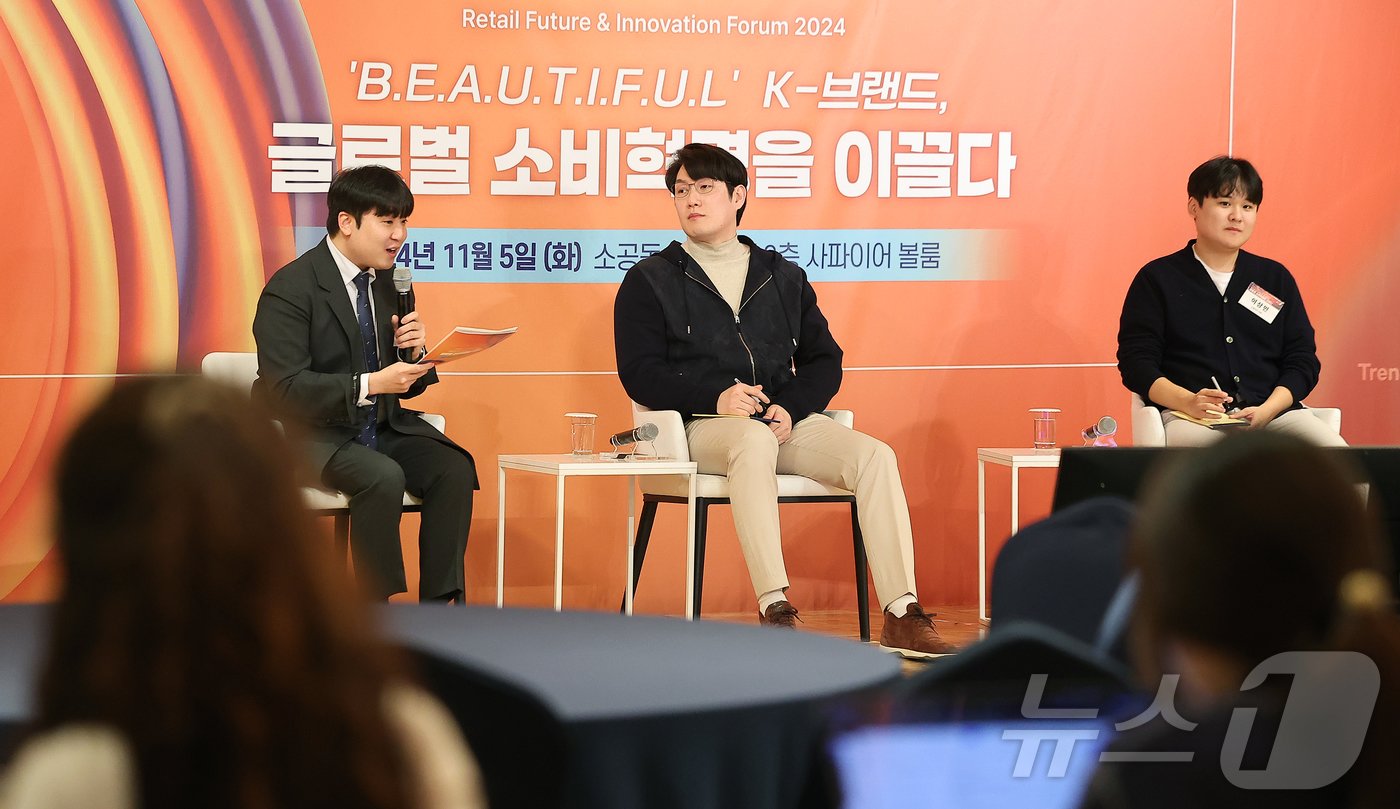 본문 이미지 - 김형준 뉴스1 기자(왼쪽부터), 권성택 티오더 대표, 이상민 뉴빌리티 대표가 5일 오전 서울 중구 소공동 롯데호텔에서 ''B.E.A.U.T.I.F.U.L' K-브랜드, 글로벌 소비혁명을 이끌다'를 주제로 열린 '뉴스1 미래유통혁신포럼(RFIF) 2024'에서 'Road to Global : K-스타트업의 글로벌 도약 조건은' 주제로 토론하고 있다. 2024.11.5/뉴스1 ⓒ News1 김진환 기자
