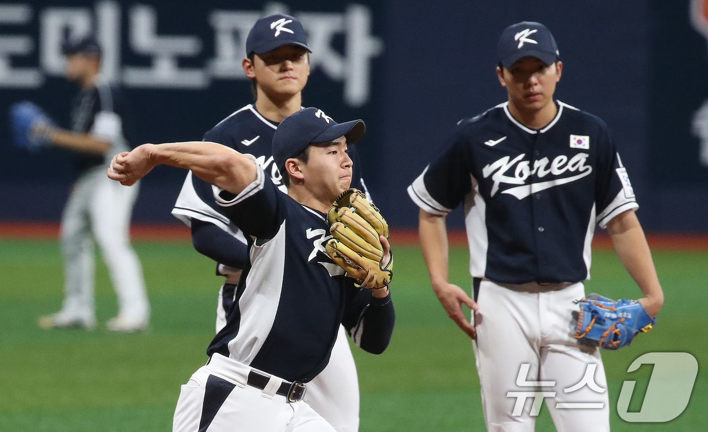 (서울=뉴스1) 임세영 기자 = 2024 세계야구소프트볼협회(WBSC) 프리미어12에 출전하는 대한민국 야구대표팀 김휘집이 5일 오후 서울 구로구 고척스카이돔에서 훈련을 하고 있다 …