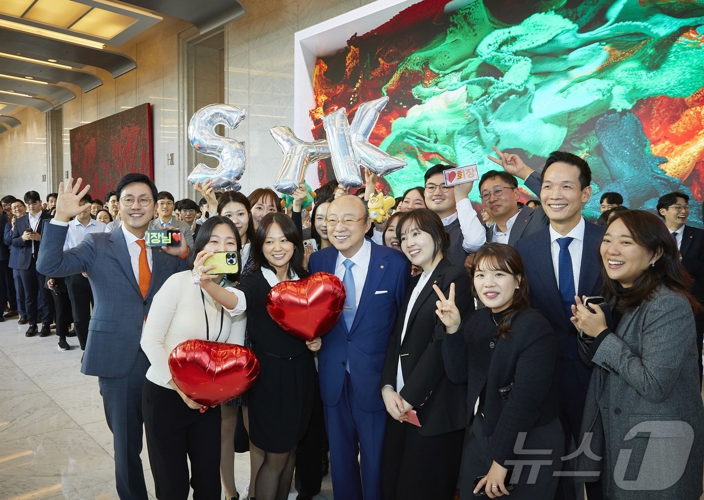 본문 이미지 - 김승연 한화그룹 회장이 5일 한화자산운용 현장 경영을 마치고 63빌딩을 떠나는 길에 점심 식사 후 복귀하던 200여 명의 직원이 환송하고 있다.(한화그룹 제공) ⓒ News1 최동현 기자