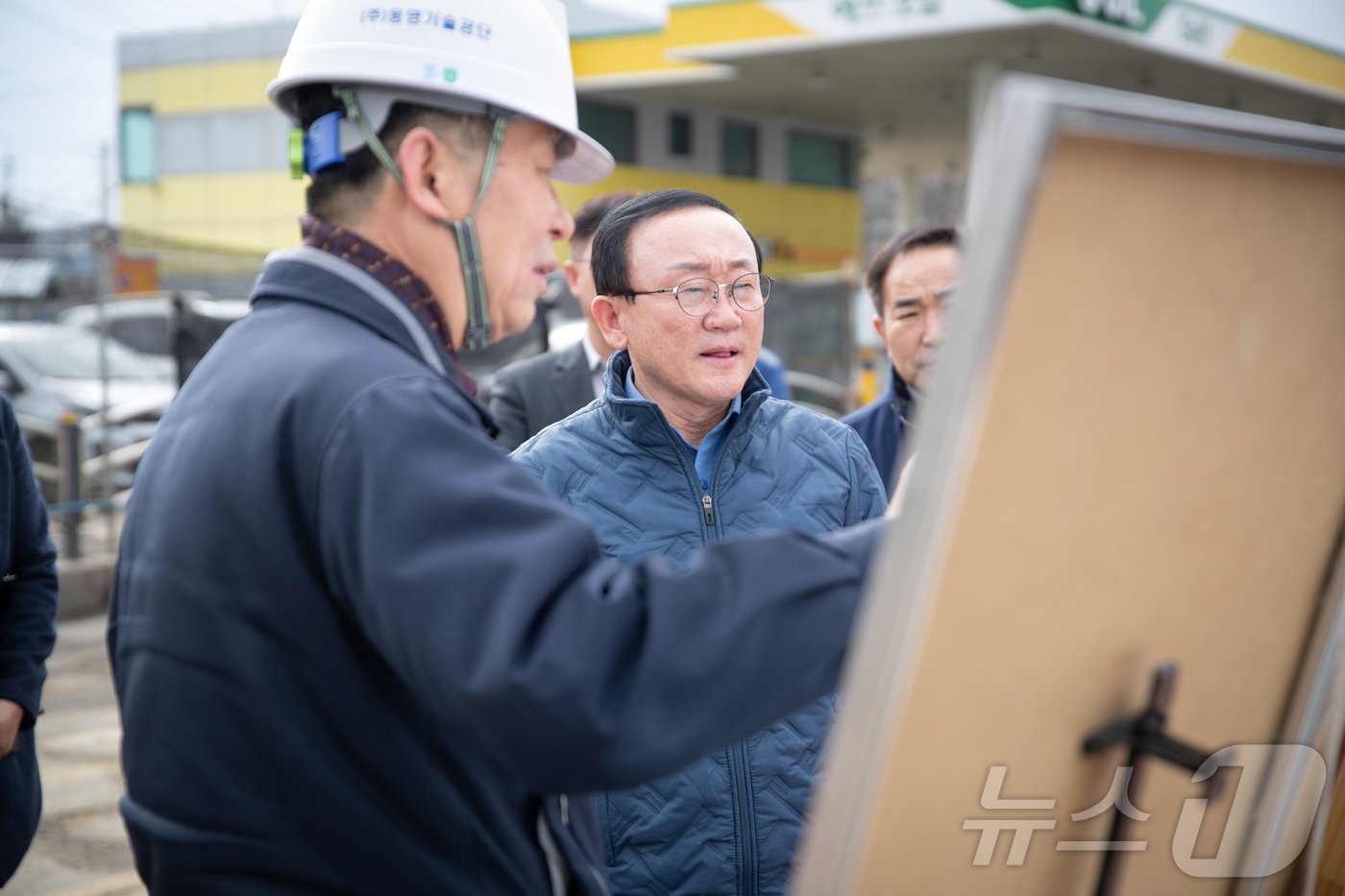 도로 공사 현장을 점검하고 있는 김덕현 연천군수. &#40;연천군 제공&#41;