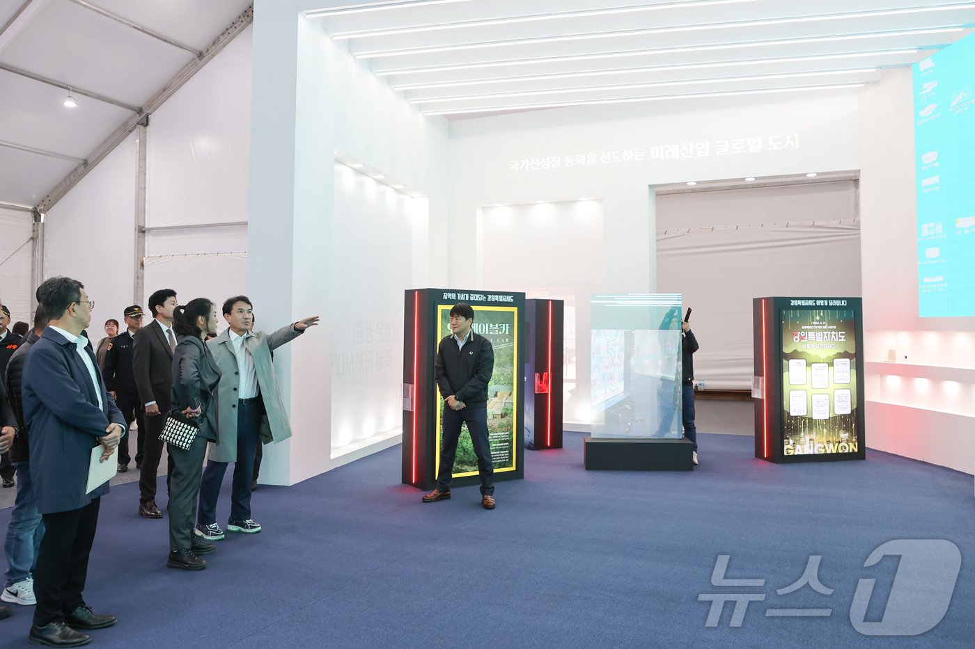 본문 이미지 - 김진태 강원도지사가 5일 송암스포츠 타운 일대에서 지방시대 엑스포 현장 점검을 하고 있다.(뉴스1 DB)