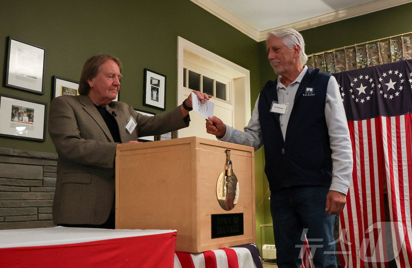 본문 이미지 - 미국 동부 뉴햄프셔주 딕스빌노치에서 5일(현지시간) 오전 0시부터 대통령 선거 투·개표를 실시한 결과, 민주당의 카멀라 해리스 후보와 공화당의 도널드 트럼프 후보가 3대 3 동률을 기록했다. 사진은 한 주민이 투표하는 모습. 2024.11.05 ⓒ 로이터=뉴스1 ⓒ News1 최종일 기자