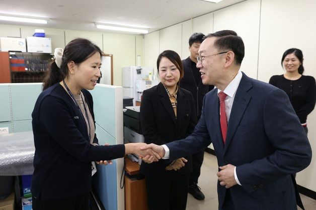 "작년 전화상담 21만건에 상담원은 10년째 20명…증원 필요"