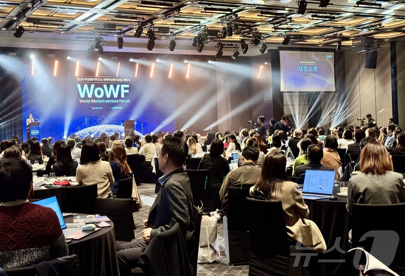 본문 이미지 - 한국여성벤처협회는 5일 서울 용산구 그랜드 하얏트 서울에서 '2024 여성벤처 주간행사 & 세계여성벤처포럼' 개막식을 개최했다.  ⓒ News1 이민주 기자