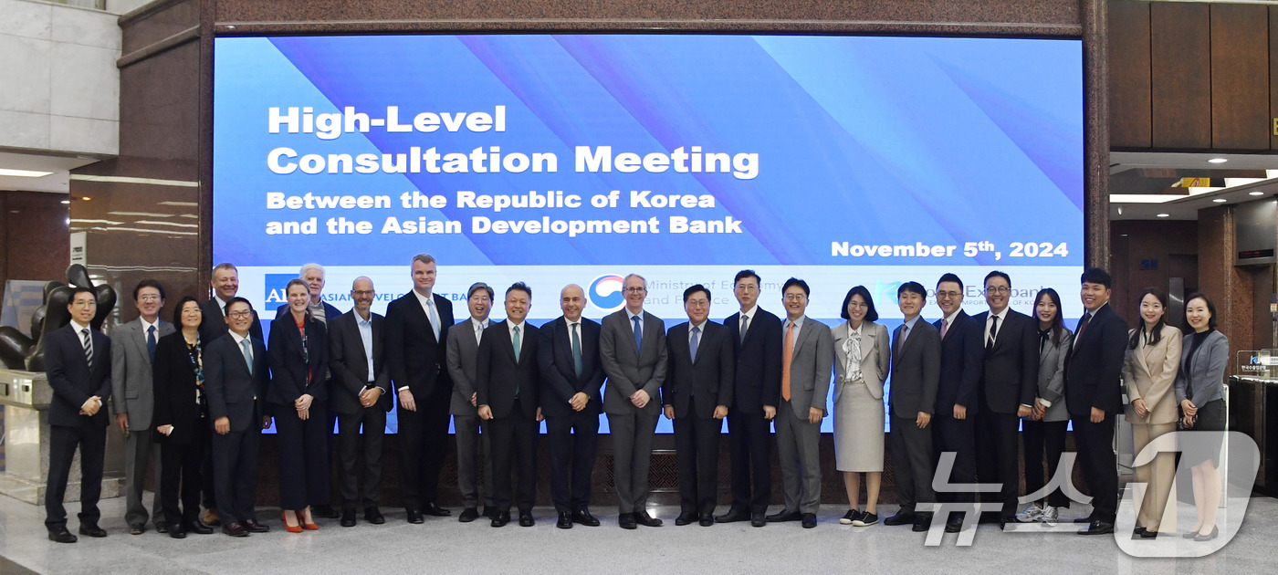 (서울=뉴스1) = 최지영 기획재정부 국제경제관리관이 5일 오후 서울 영등포구 한국수출입은행에서 열린 '한-ADB 고위급 연례협의'에 참석, 스캇 모리스(Scott Morris) …