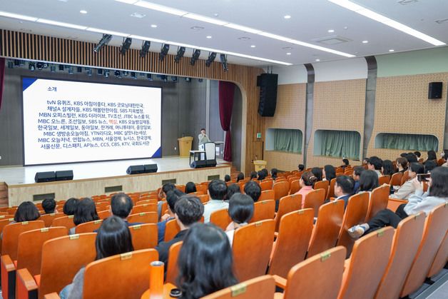 '충주맨' 김선태 주무관, 강원교육청서 직원 대상 적극 행정 교육