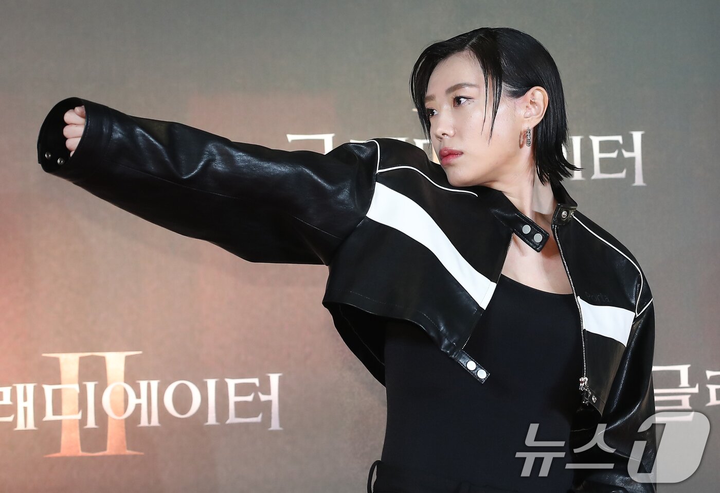 본문 이미지 - 사격 국가대표 김예지가 5일 서울 용산구 한강로 CGV 용산점에서 진행된 영화 '글래디에이터2' VIP시사회에 참석해 포즈를 취하고 있다. 'ⓒ News1 권현진 기자