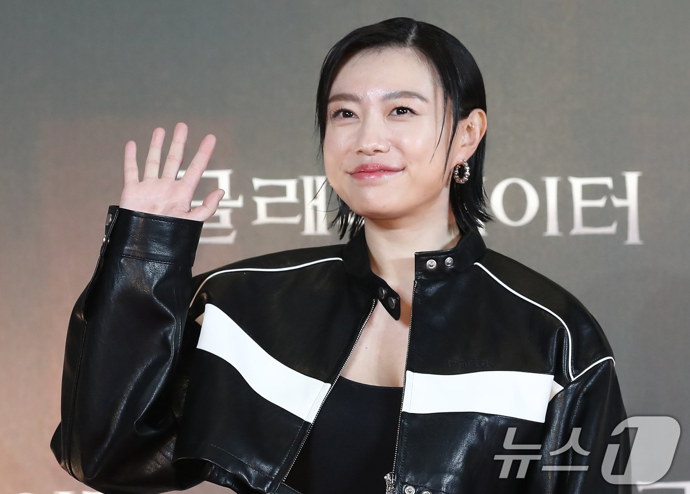 사격 국가대표 김예지가 5일 서울 용산구 한강로 CGV 용산점에서 진행된 영화 &#39;글래디에이터2&#39; VIP시사회에 참석해 포즈를 취하고 있다. &#39;글래디에이터 Ⅱ&#39;는 막시무스의 죽음으로부터 20여 년 후, 콜로세움에서 로마의 운명을 건 결투를 벌이는 루시우스&#40;폴 메스칼 분&#41;의 이야기를 그린 작품이다. 2024.11.5/뉴스1 ⓒ News1 권현진 기자