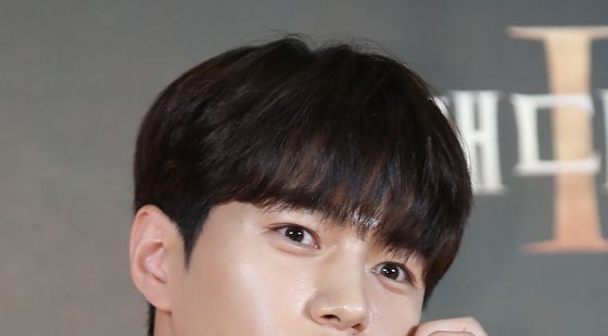 김명수, 완성형 비주얼