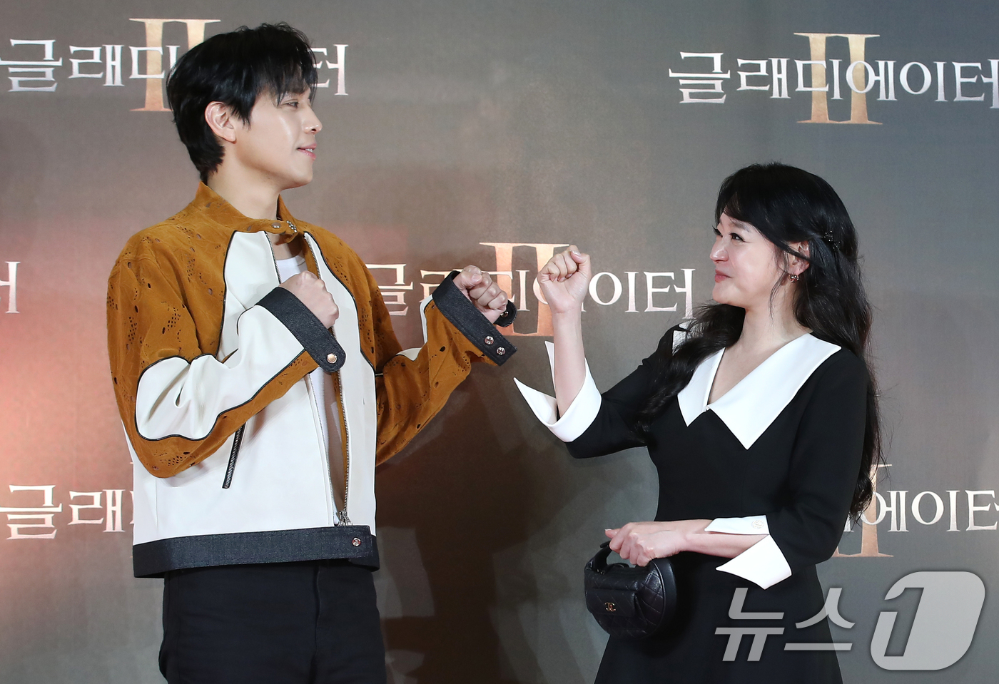 (서울=뉴스1) 권현진 기자 = 뮤지컬 배우 손준호 김소현 부부가 5일 서울 용산구 한강로 CGV 용산점에서 진행된 영화 '글래디에이터2' VIP시사회에 참석해 포즈를 취하고 있다 …