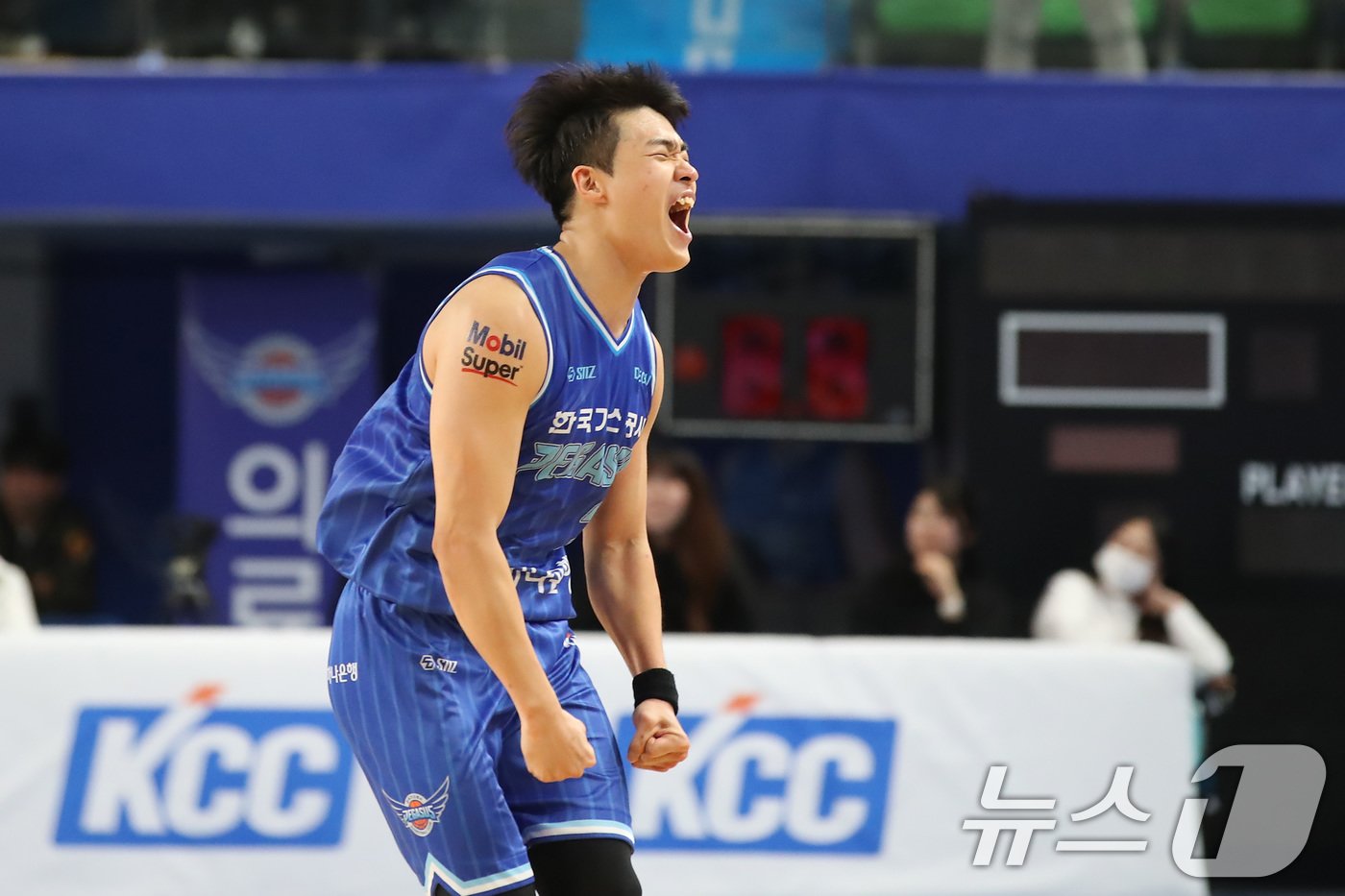 본문 이미지 - 5일 오후 대구체육관에서 열린 '2024-2025 KCC 프로농구' 정규리그 대구 한국가스공사와 수원 KT의 경기, 가스공사 정성우가 4쿼터 막바지 3점포를 성공시킨 뒤 환호하고 있다. 2024.11.5/뉴스1 ⓒ News1 공정식 기자