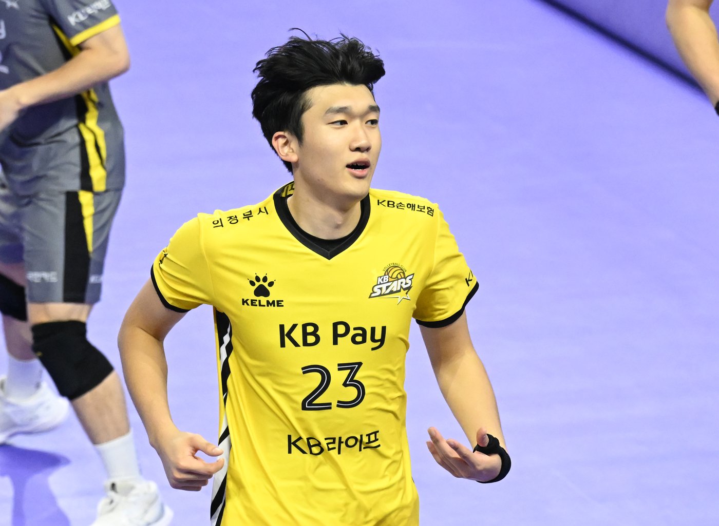 본문 이미지 - V리그 데뷔전을 치른 KB손해보험의 이준영. (한국배구연맹 제공)