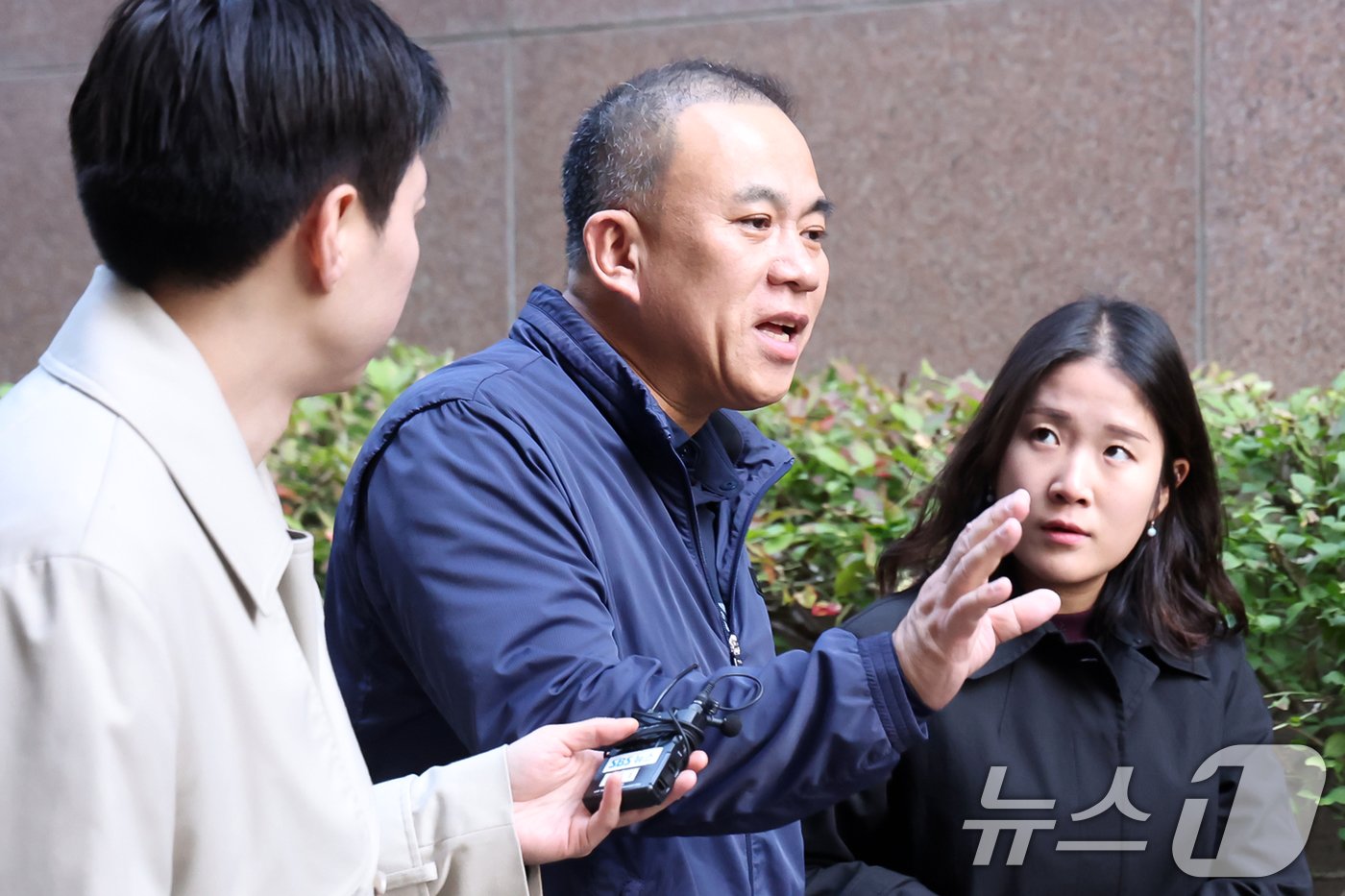 &#39;김건희 여사 공천 개입 의혹&#39;의 핵심 인물인 명태균 씨가 6일 경남 창원의 자택에서 나와 취재진의 질문을 받고 있다. 2024.11.6/뉴스1 ⓒ News1 민경석 기자