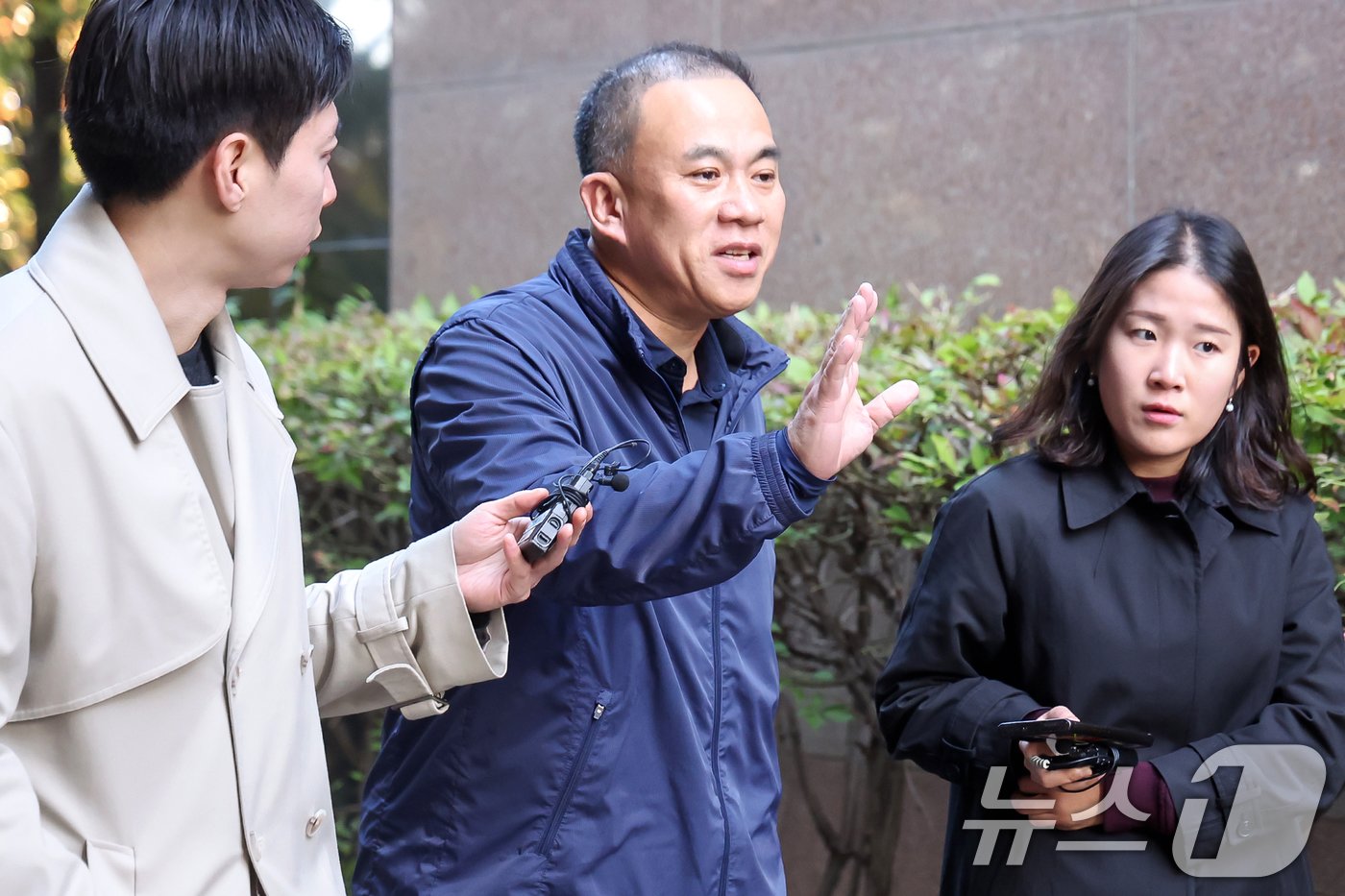 &#39;김건희 여사 공천 개입 의혹&#39;의 핵심 인물인 명태균 씨가 6일 경남 창원의 자택에서 나와 취재진의 질문을 받고 있다. 2024.11.6/뉴스1 ⓒ News1 민경석 기자