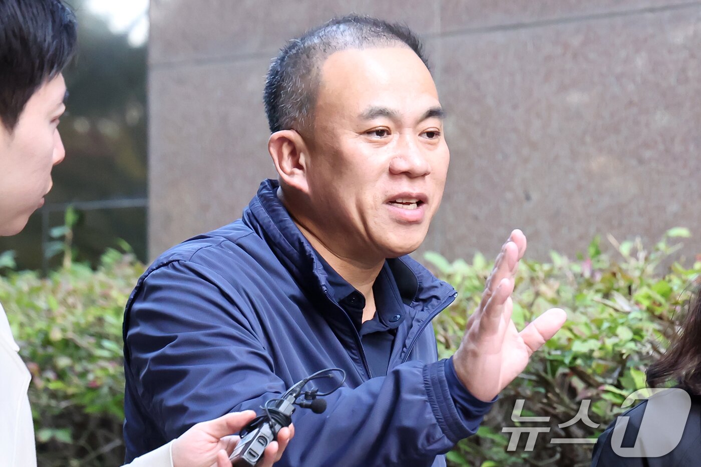 본문 이미지 - &#39;김건희 여사 공천 개입 의혹&#39;의 핵심 인물인 명태균 씨가 지난해 11월 6일 경남 창원의 자택에서 나와 취재진의 질문을 받고 있다. 2024.11.6/뉴스1 ⓒ News1 민경석 기자