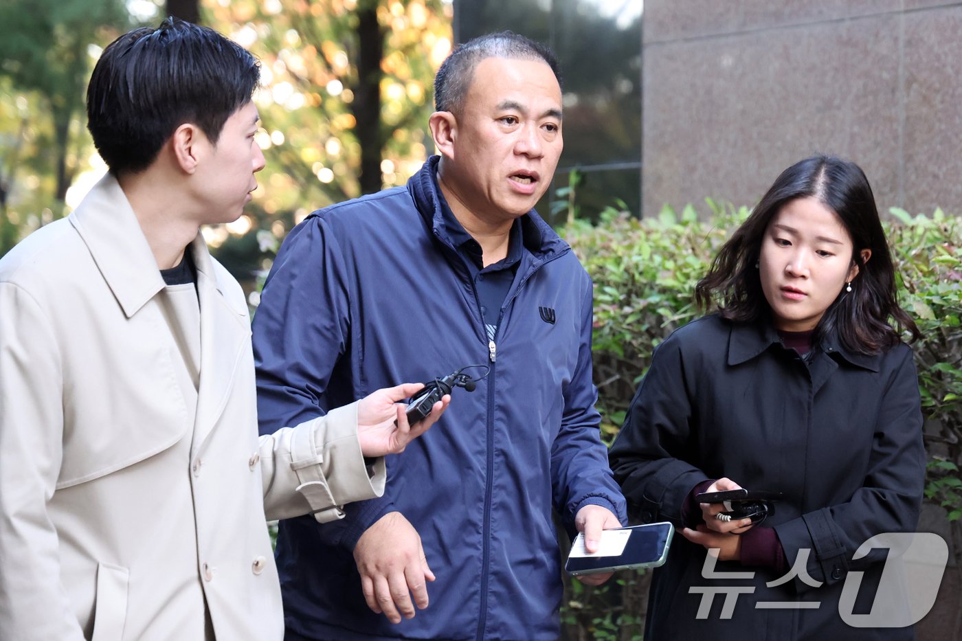 &#39;김건희 여사 공천 개입 의혹&#39;의 핵심 인물인 명태균 씨가 6일 경남 창원의 자택에서 나와 취재진의 질문을 받고 있다. 2024.11.6/뉴스1 ⓒ News1 민경석 기자