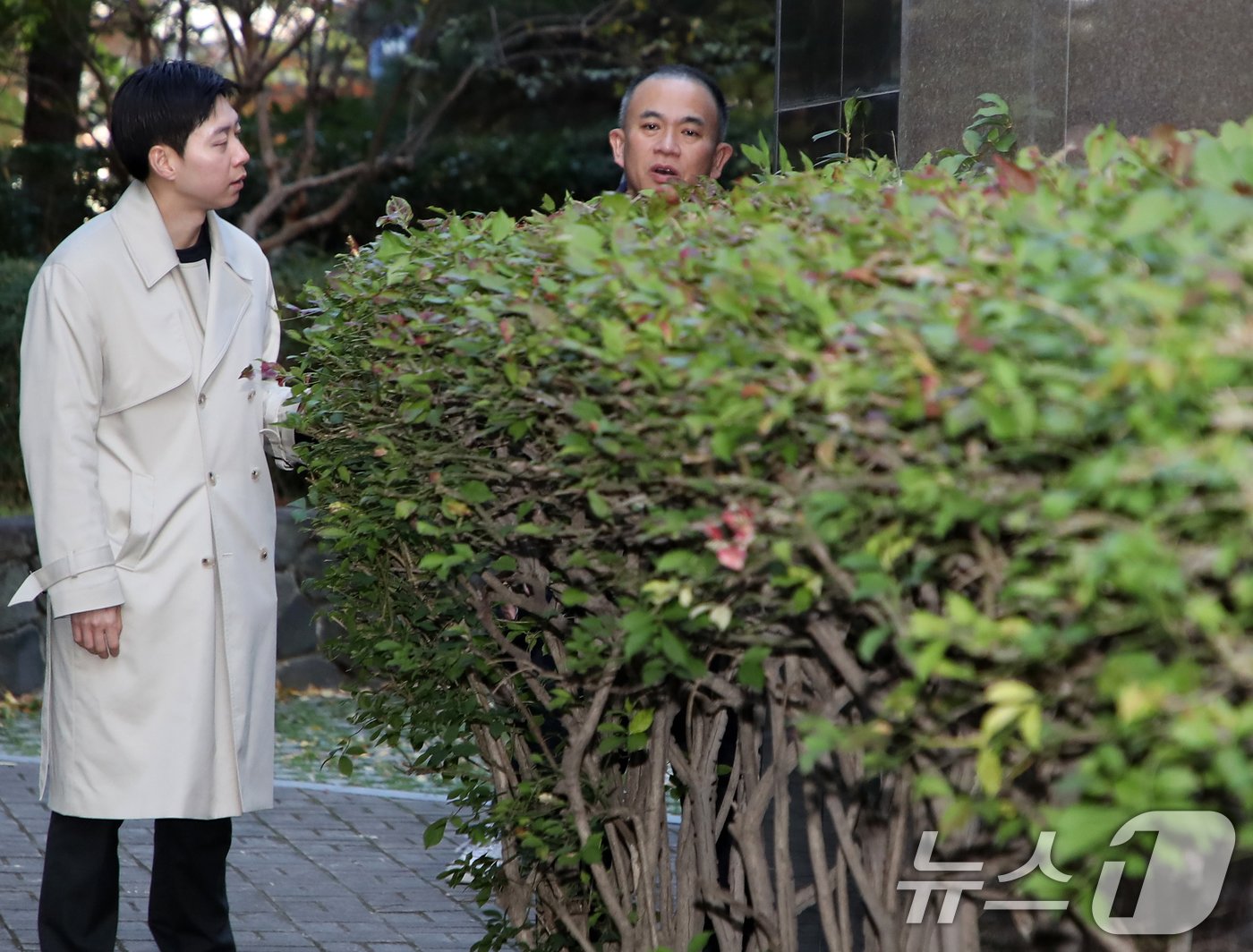 &#39;윤석열 대통령 부부 공천 개입 의혹&#39; 핵심 당사자인 명태균 씨가 6일 오전 경남 창원의 자택에서 나와 취재진의 질문을 받으며 차량으로 이동하고 있다. 창원지검 형사4부는 오는 8일 오전 10시 명 씨를 정치자금법 위반 혐의 피의자 신분으로 불러 조사할 예정이다. 2024.11.6/뉴스1 ⓒ News1 윤일지 기자