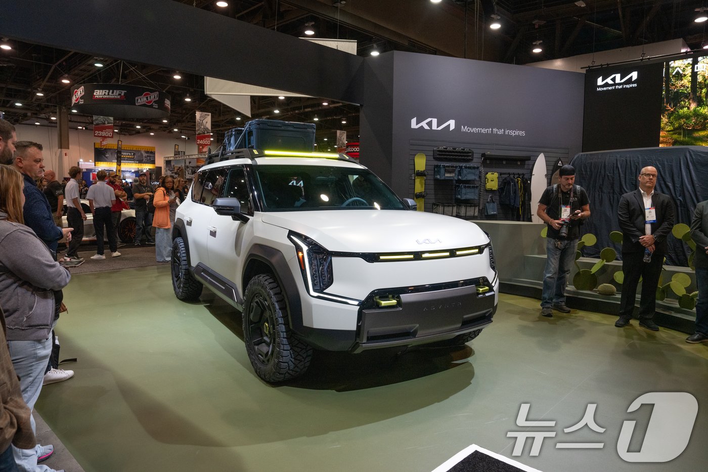 본문 이미지 - 5일&#40;현지시간&#41; 미국 라스베가스 컨벤션 센터에서 열린 자동차 튜닝 박람회 &#39;SEMA 2024&#39;에 기아의 EV9 어드벤처 콘셉트가 전시돼 있다. E&#40;기아 제공&#41; 2024.11.6/뉴스1