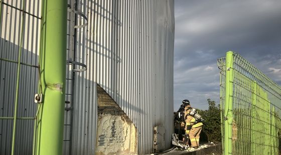 전남 나주 벼 저장고서 불…진화 중인 소방대원들