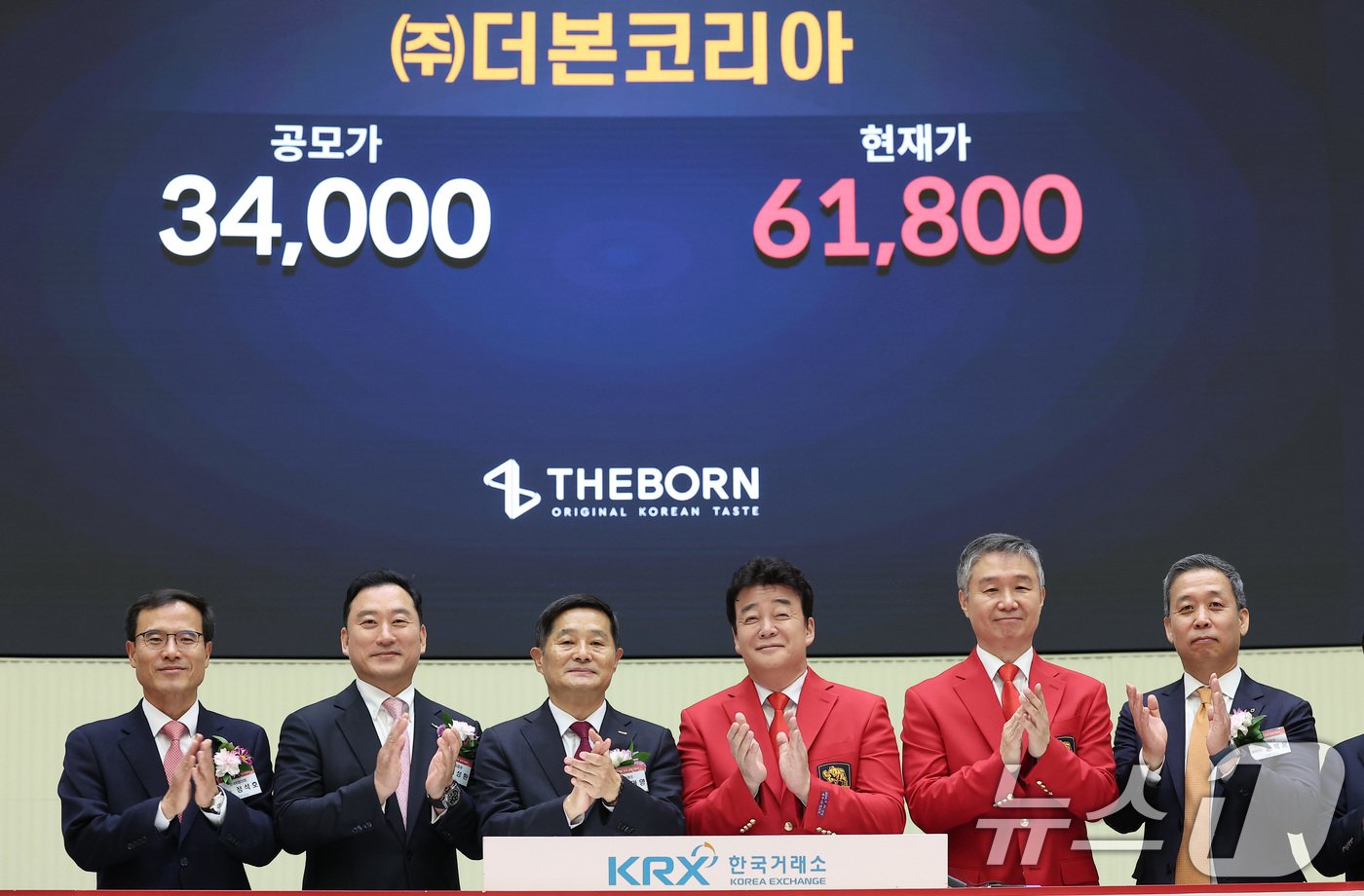 본문 이미지 - 백종원(왼쪽 네 번째부터)·강석원 더본코리아 대표이사가 6일 서울 영등포구 여의도 한국거래소에서 열린 (주)더본코리아 유가증권시장 신규 상장기념식에서 기념촬영을 하고 있다. 2024.11.6/뉴스1 ⓒ News1 김성진 기자