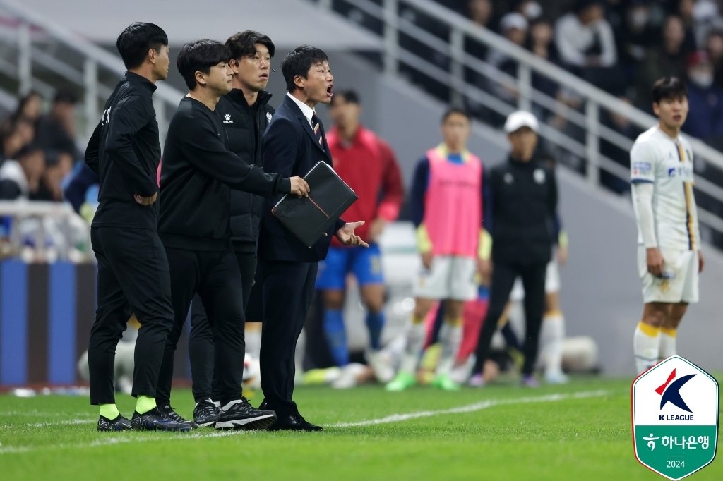 이정효 광주 감독&#40;왼쪽&#41;&#40;한국프로축구연맹 제공&#41; 