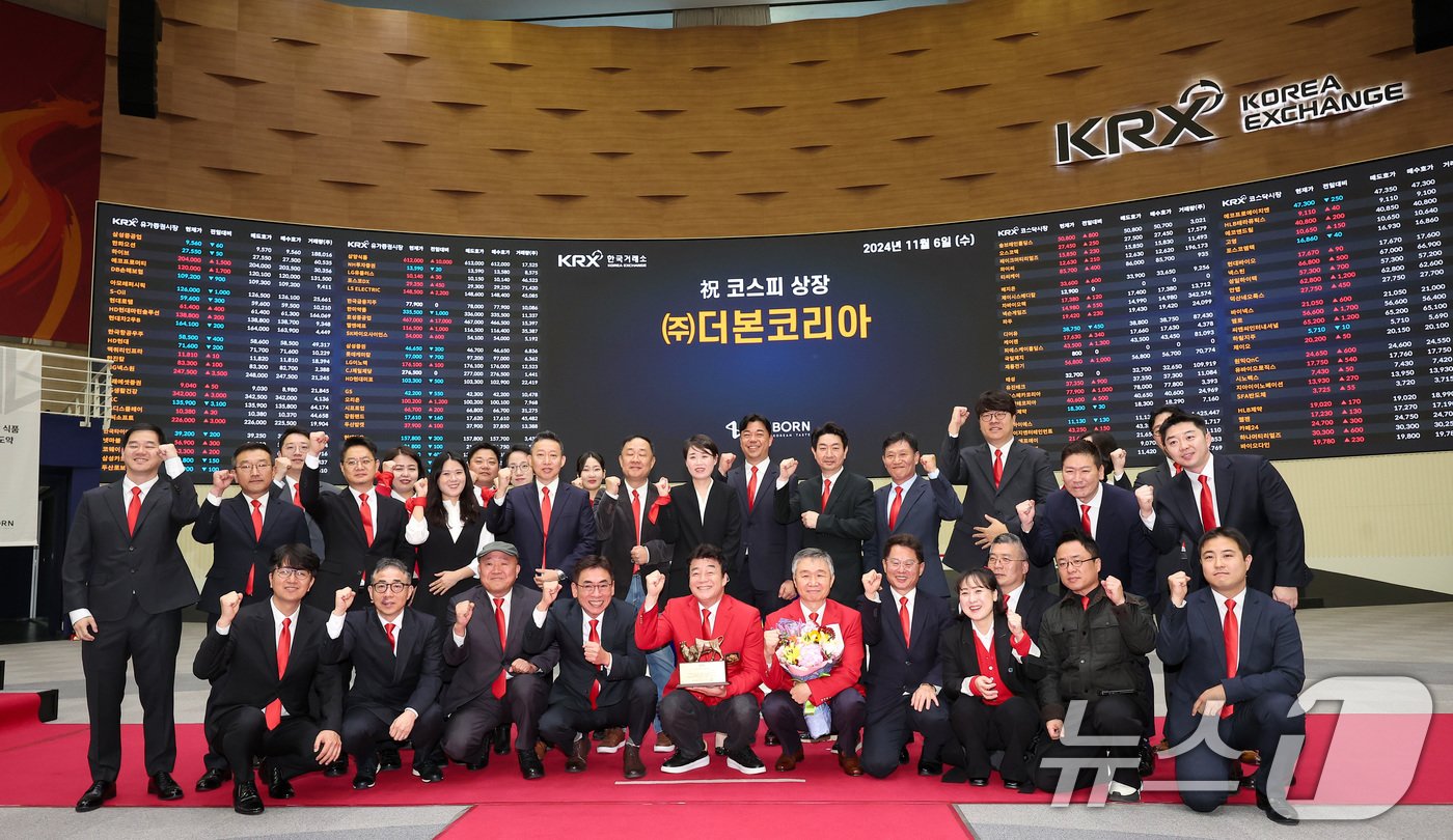 본문 이미지 - 백종원·강석원 더본코리아 공동대표가 6일 서울 영등포구 여의도 한국거래소에서 열린 (주)더본코리아 유가증권시장 신규 상장기념식에서 임직원들과 기념촬영을 하고 있다. 2024.11.6/뉴스1 ⓒ News1 김성진 기자
