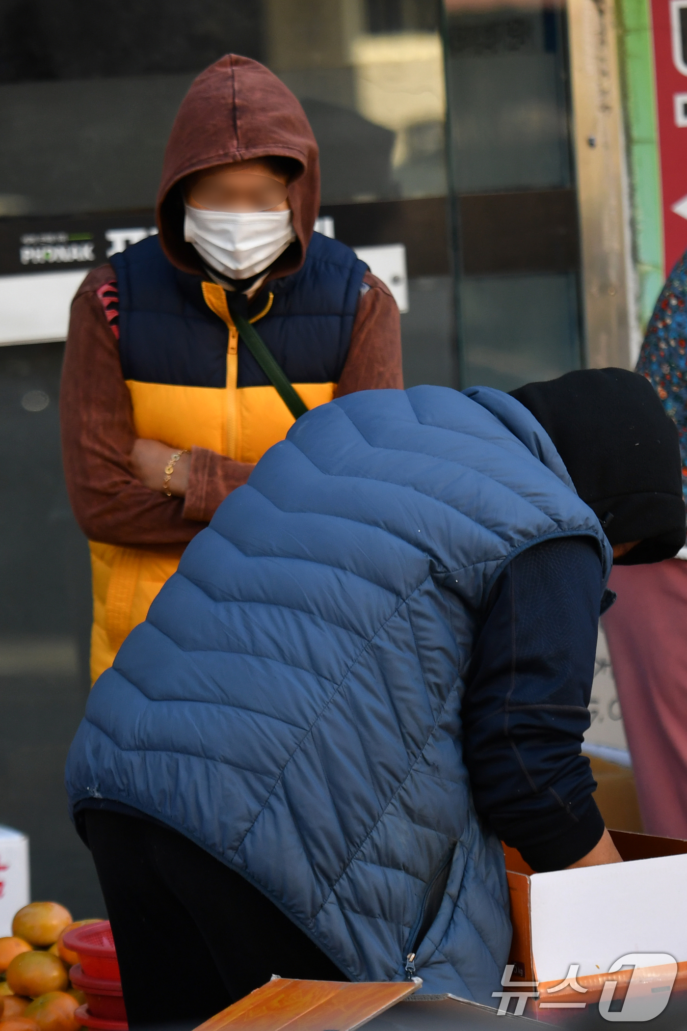 (포항=뉴스1) 최창호 기자 = 6일 경북 포항시 죽도시장에서 장을 보러 나온 시민이 쌀쌀해진 날씨에 몸을 움츠리고 있다. 2024.11.6/뉴스1