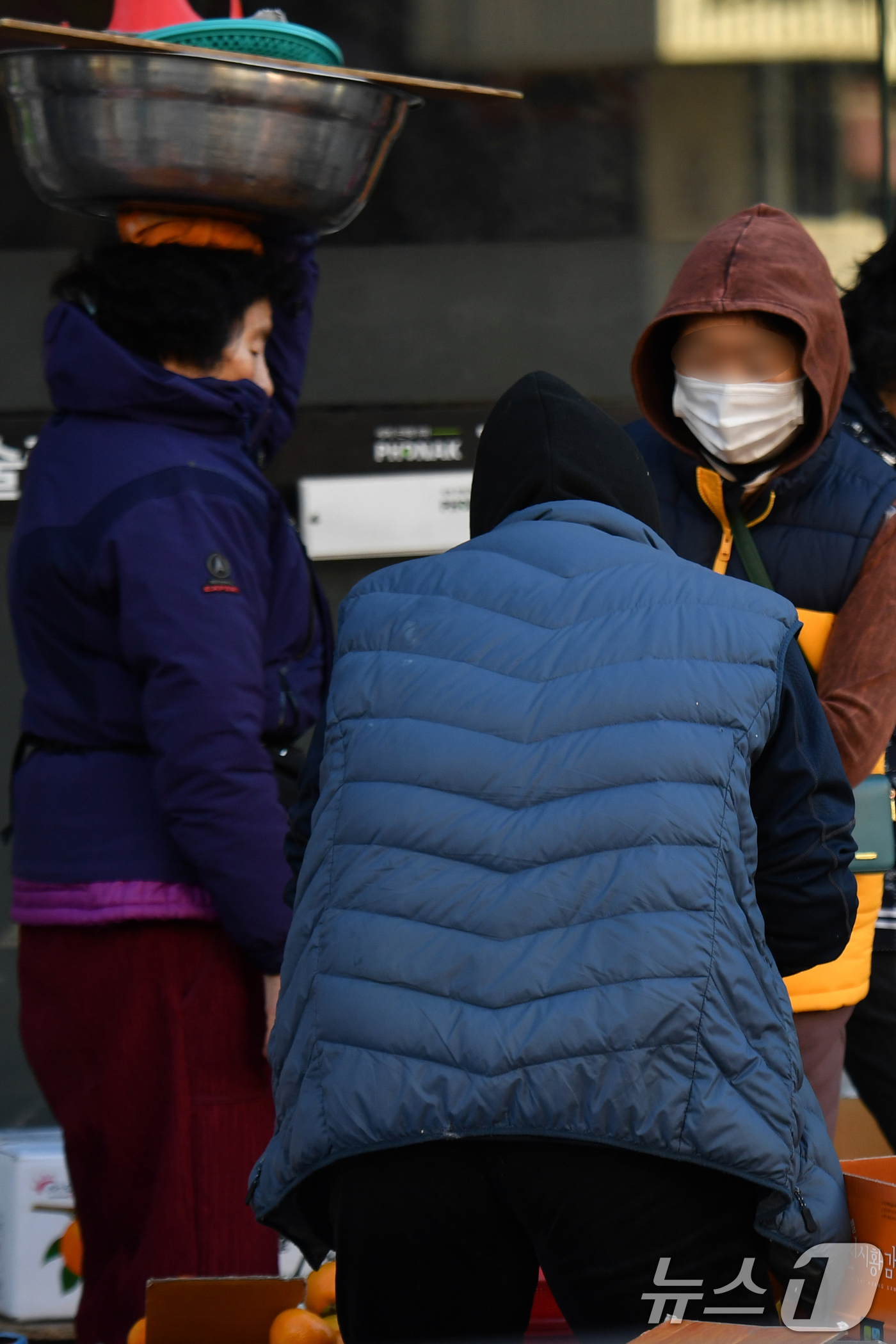 (포항=뉴스1) 최창호 기자 = 6일 경북 포항시 죽도시장에서 장을 보러 나온 시민이 쌀쌀해진 날씨에 몸을 움츠리고 있다. 2024.11.6/뉴스1