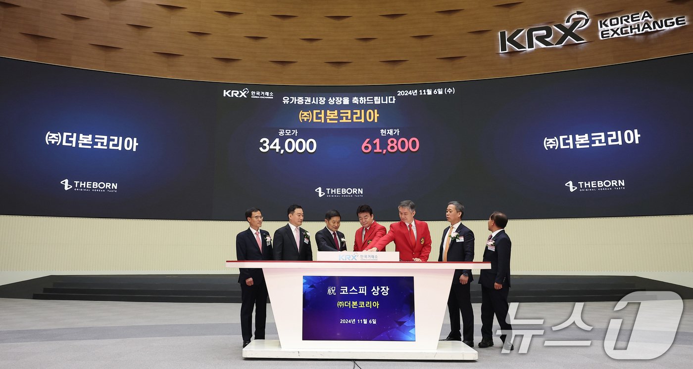 본문 이미지 - 백종원(왼쪽 네 번째부터)·강석원 더본코리아 공동대표가 6일 서울 영등포구 여의도 한국거래소에서 열린 (주)더본코리아 유가증권시장 신규 상장기념식에서 상장을 알리는 퍼포먼스를 하고 있다. 2024.11.6/뉴스1 ⓒ News1 김성진 기자