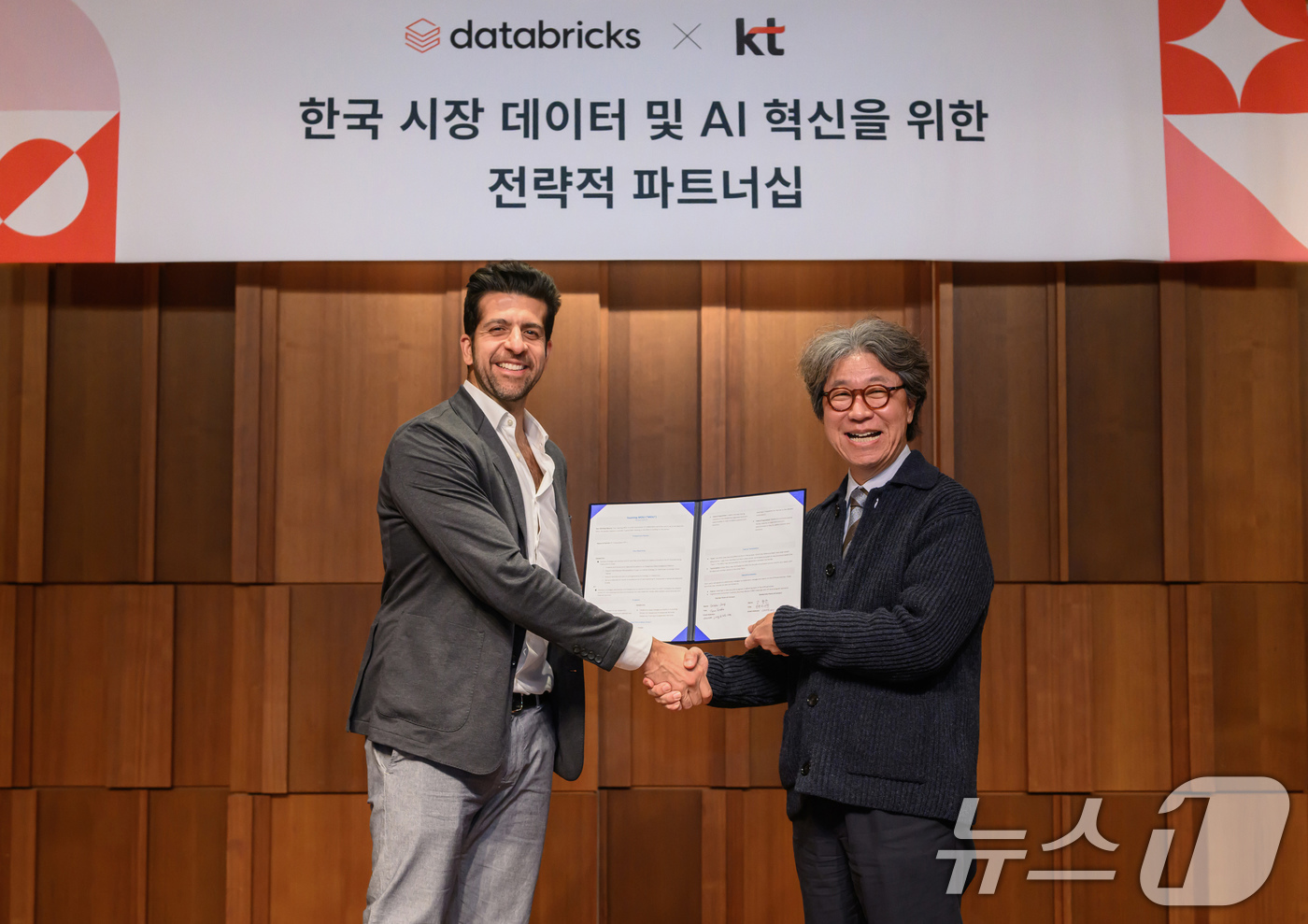 (서울=뉴스1) = KT가 데이터브릭스와 데이터∙AI 분야의 긴밀한 협력과 국내 AX 확산을 위한 업무협약을 체결했다고 6일 밝혔다.KT 오승필 기술혁신부문장(왼쪽)과 데이터브릭스 …