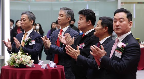 더본코리아 상장 자축하는 백종원·강석원 대표이사