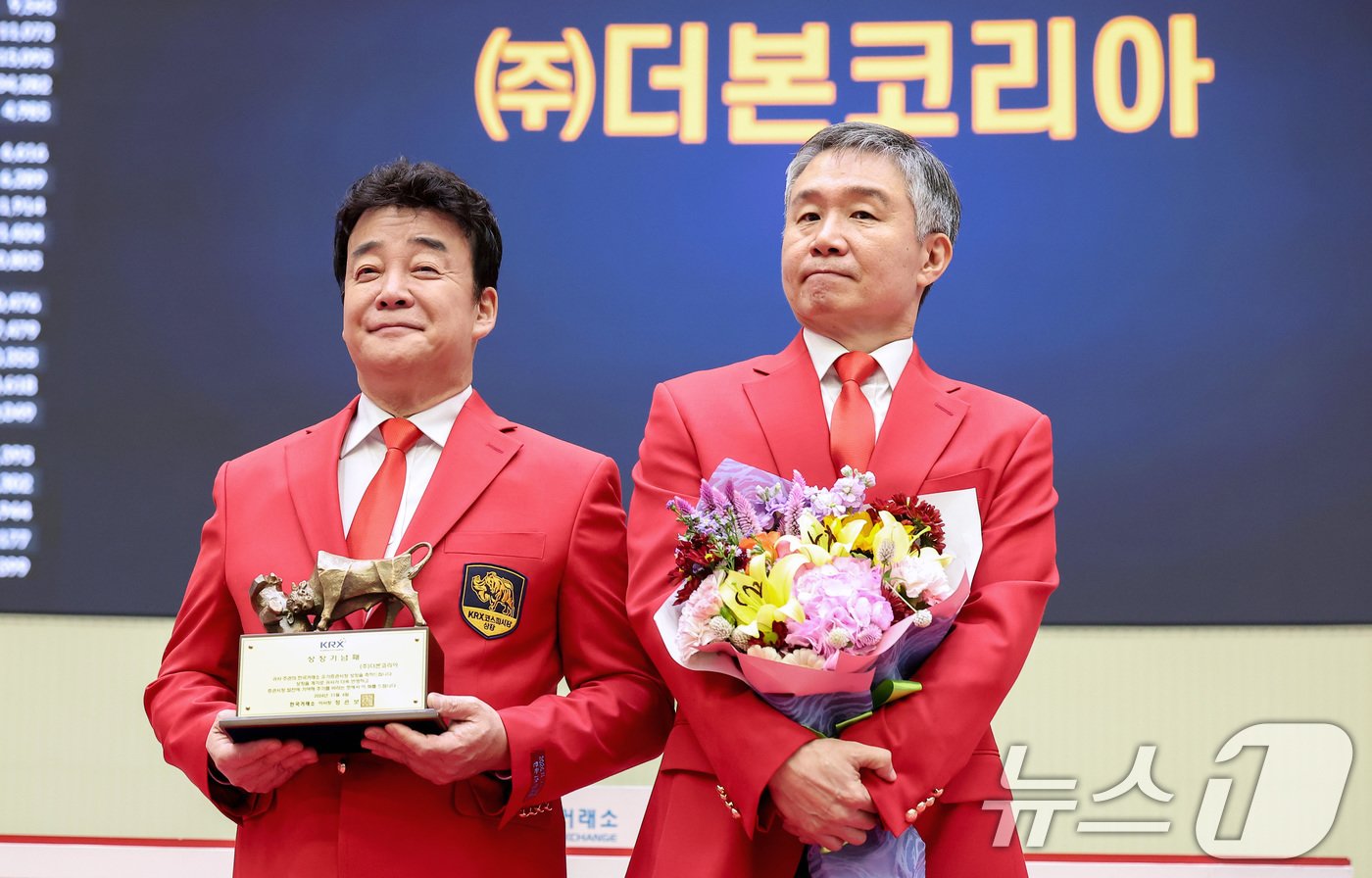 본문 이미지 - 백종원(왼쪽)·강석원 더본코리아 공동대표가 6일 서울 영등포구 여의도 한국거래소에서 열린 (주)더본코리아 유가증권시장 신규 상장기념식에서 기념촬영을 하고 있다. 2024.11.6/뉴스1 ⓒ News1 김성진 기자