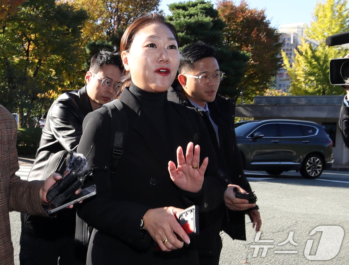 윤석열 대통령 배우자 김건희 여사의 공천개입 의혹을 제기한 강혜경 씨가 6일 오전 소환조사를 받기 위해 경남 창원시 성산구 창원지방검찰청으로 출석하고 있다. 2024.11.6/뉴스1 ⓒ News1 윤일지 기자